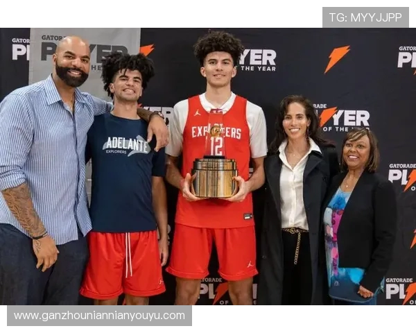 布泽尔之子再爆发杜克季前赛狂砍24分23板延续状元级统治力